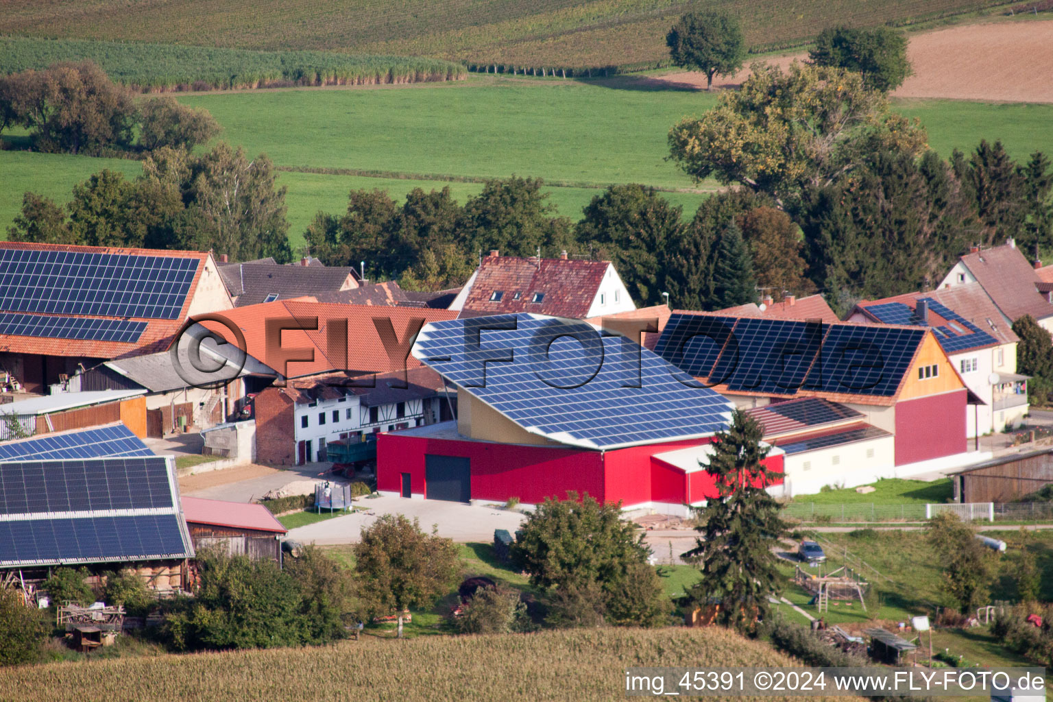 Schrägluftbild von Drehbare Photovoltaikanlage auf einem Stall im Ortsteil Deutschhof in Kapellen-Drusweiler im Bundesland Rheinland-Pfalz, Deutschland