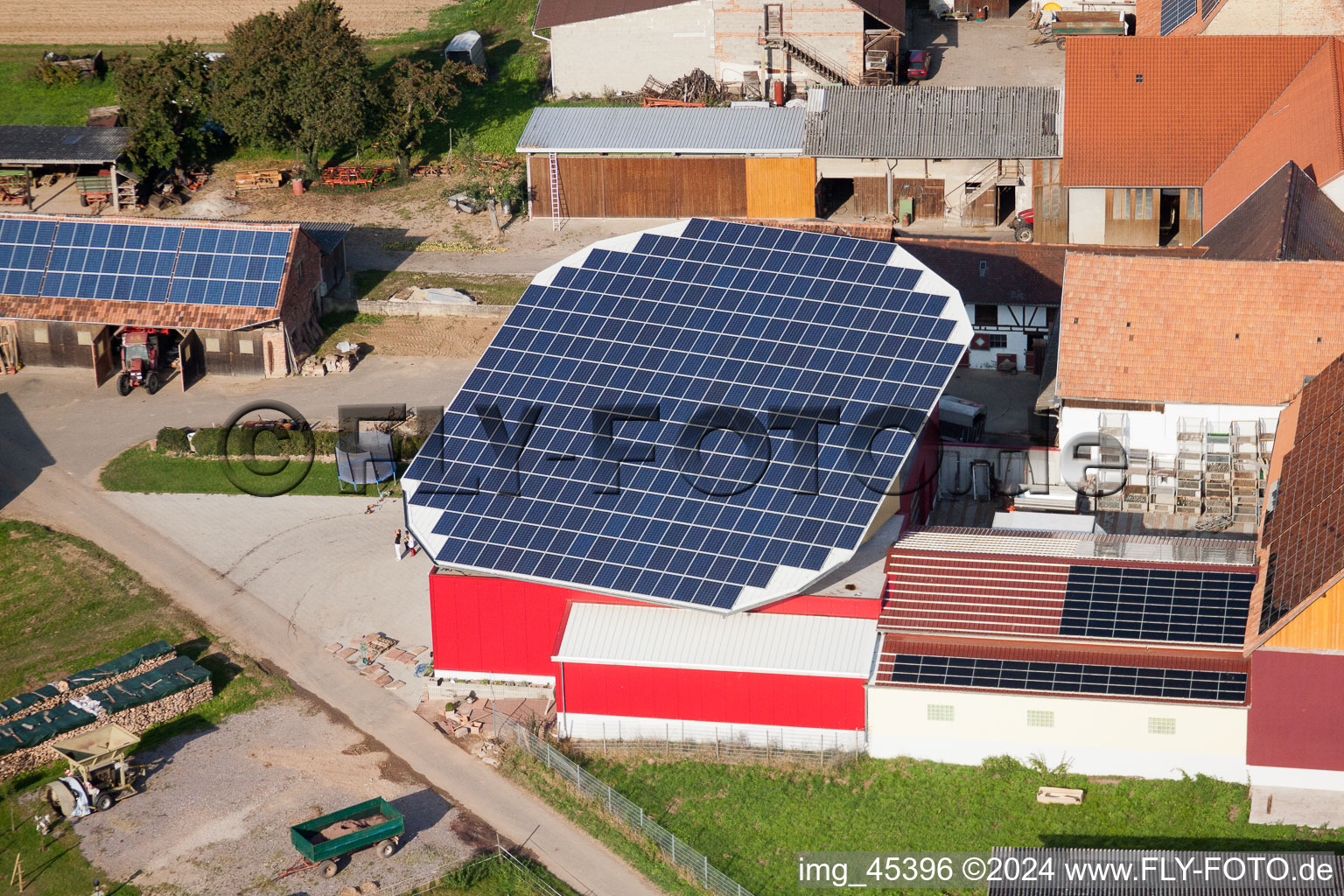 Drehbare Photovoltaikanlage auf einem Stall im Ortsteil Deutschhof in Kapellen-Drusweiler im Bundesland Rheinland-Pfalz, Deutschland von oben