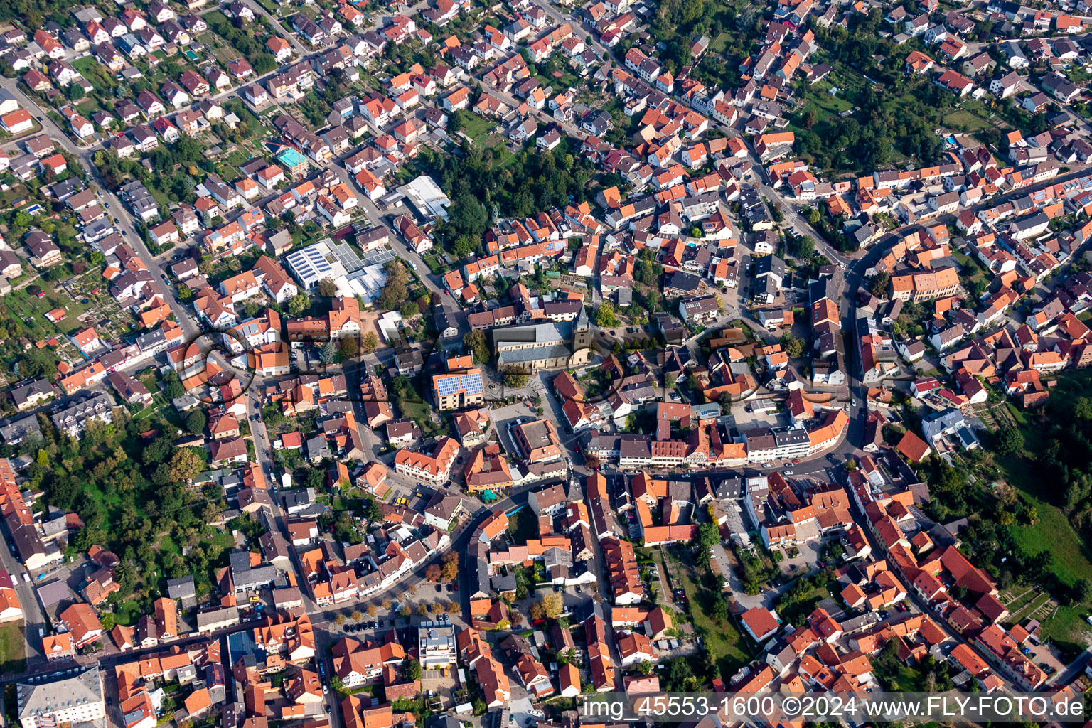 Luftbild von Kirchengebäude im Altstadt- Zentrum der Innenstadt in Östringen im Bundesland Baden-Württemberg, Deutschland