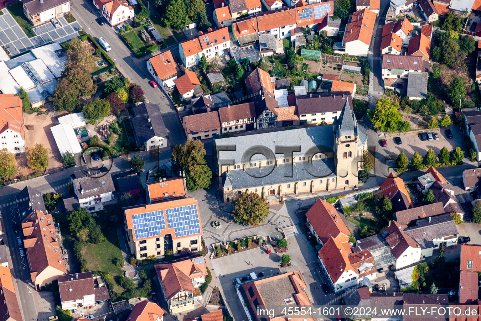 Luftaufnahme von Kirchengebäude im Altstadt- Zentrum der Innenstadt in Östringen im Bundesland Baden-Württemberg, Deutschland