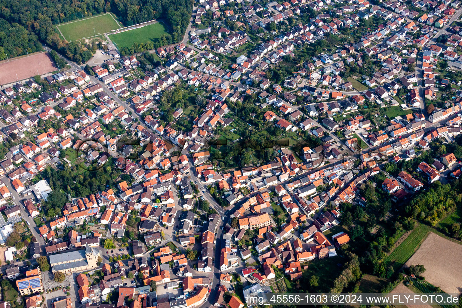 Luftbild von Ortsansicht der Straßen und Häuser der Wohngebiete in Östringen im Bundesland Baden-Württemberg, Deutschland