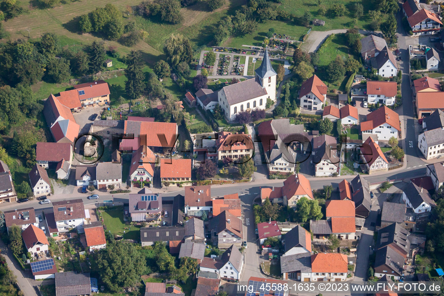 Luftbild von Laurentiuskirche im Ortsteil Adersbach in Sinsheim im Bundesland Baden-Württemberg, Deutschland