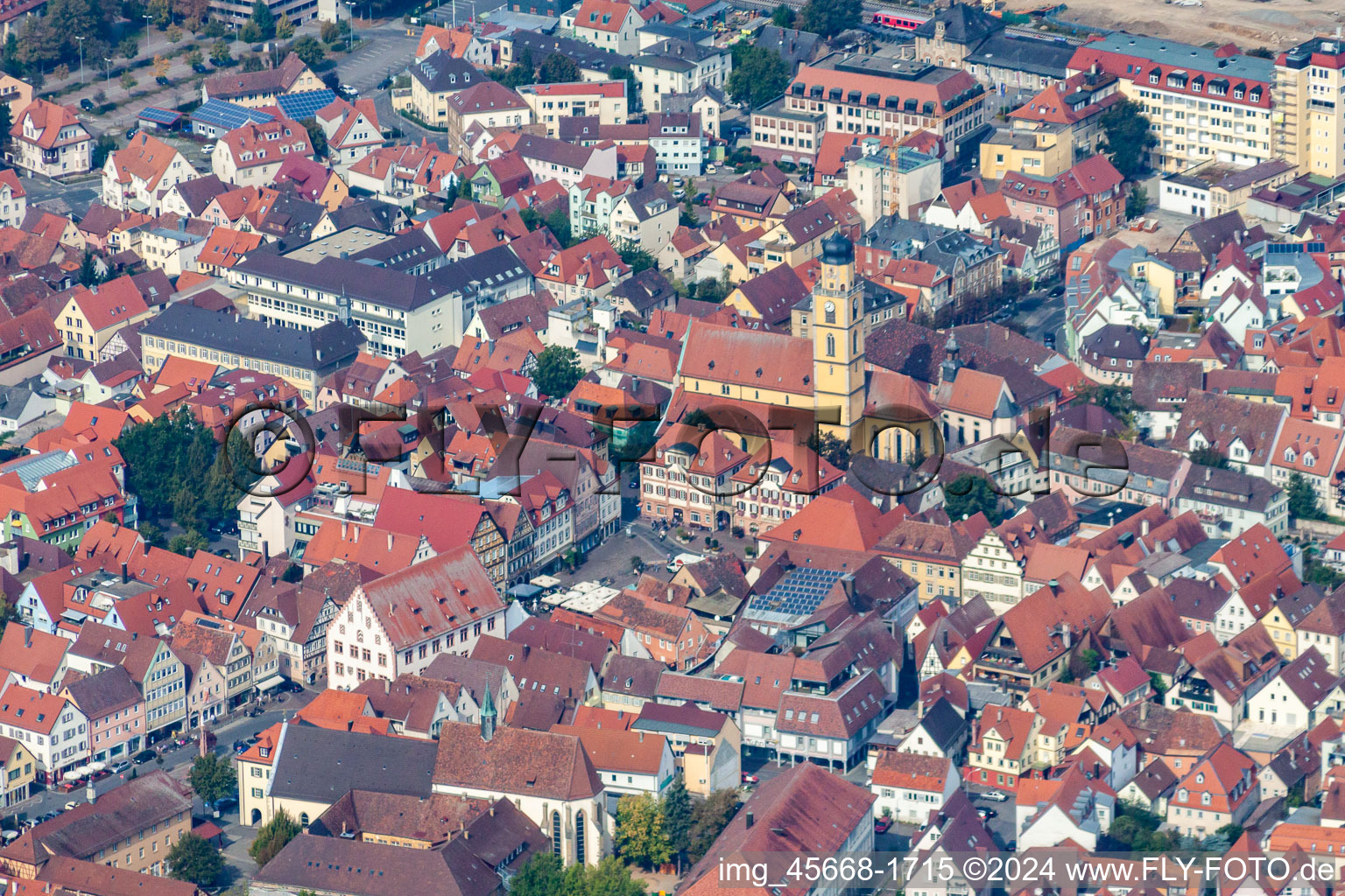 Luftbild von Münster St. Johannes in der Altstadt in Bad Mergentheim im Bundesland Baden-Württemberg, Deutschland