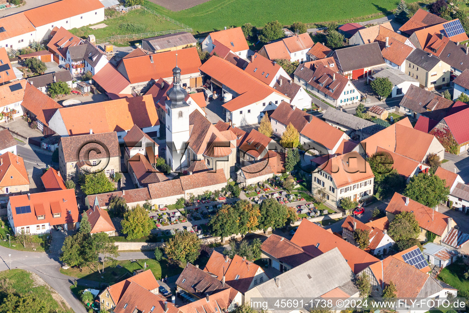 Kirchengebäude im Dorfkern im Ortsteil Nenzenheim in Iphofen im Bundesland Bayern, Deutschland