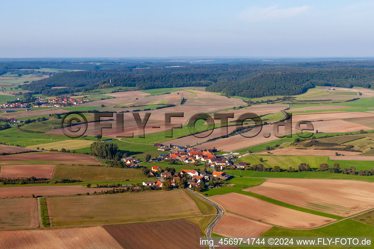 Luftbild von Dorf - Ansicht am Rande von landwirtschaftlichen Feldern und Nutzflächen im Ortsteil Schnodsenbach in Scheinfeld im Bundesland Bayern, Deutschland