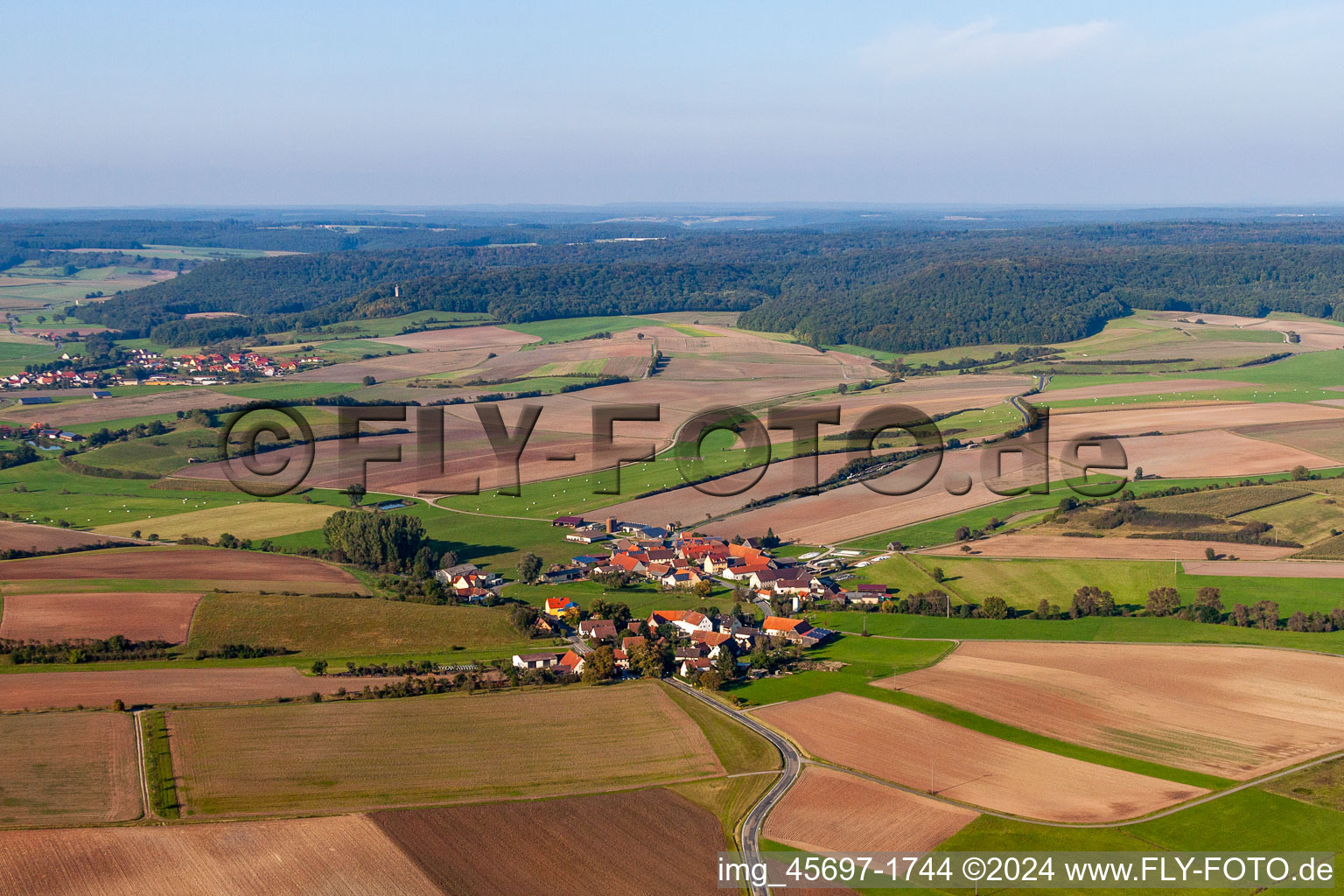 Luftbild von Dorfansicht im Ortsteil Burgambach in Scheinfeld im Bundesland Bayern, Deutschland