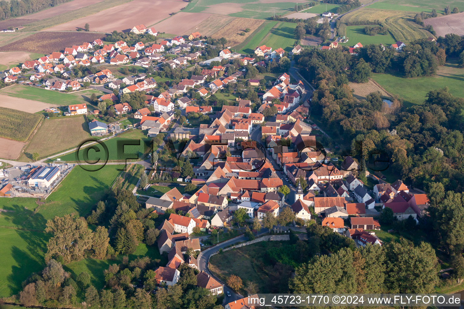 Ortsansicht der Straßen und Häuser der Wohngebiete in Pommersfelden im Bundesland Bayern, Deutschland