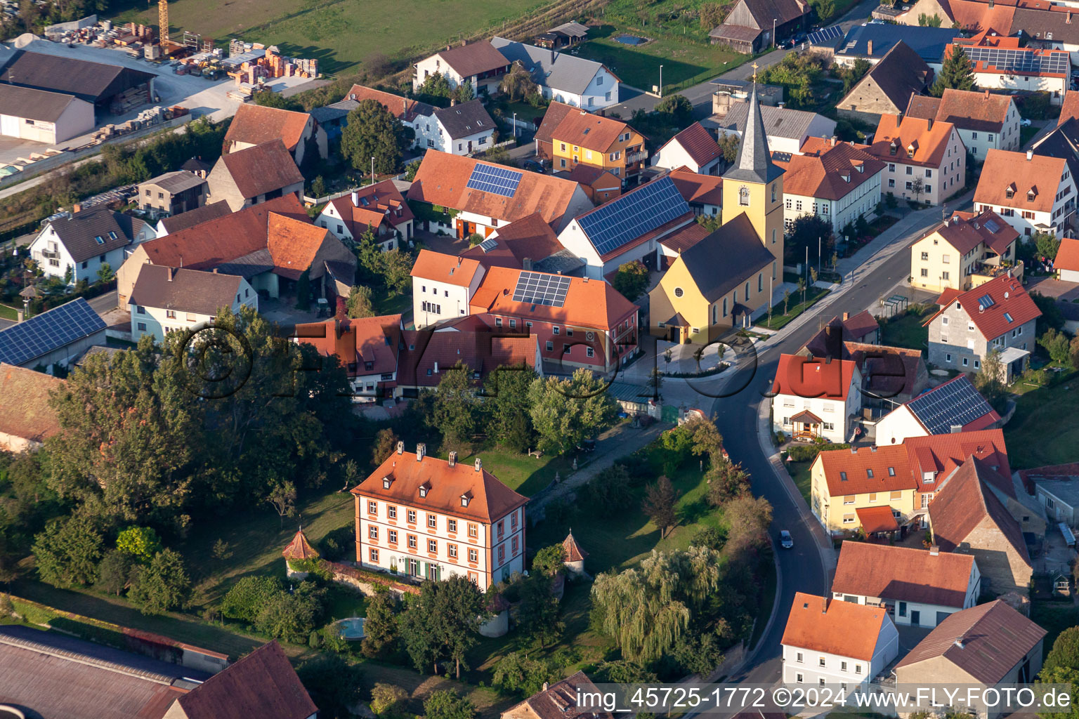 Luftbild von Gebäude und Parkanlagen am Herrenhaus des Gutshauses - Landgut in Sambach in Pommersfelden im Bundesland Bayern, Deutschland