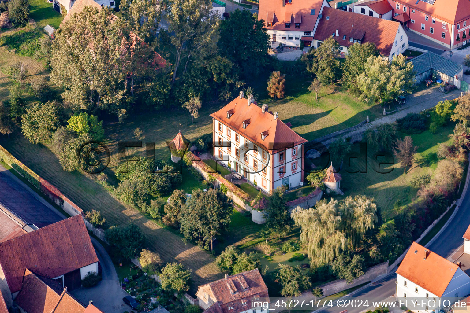 Luftaufnahme von Gebäude und Parkanlagen am Herrenhaus des Gutshauses - Landgut in Sambach in Pommersfelden im Bundesland Bayern, Deutschland