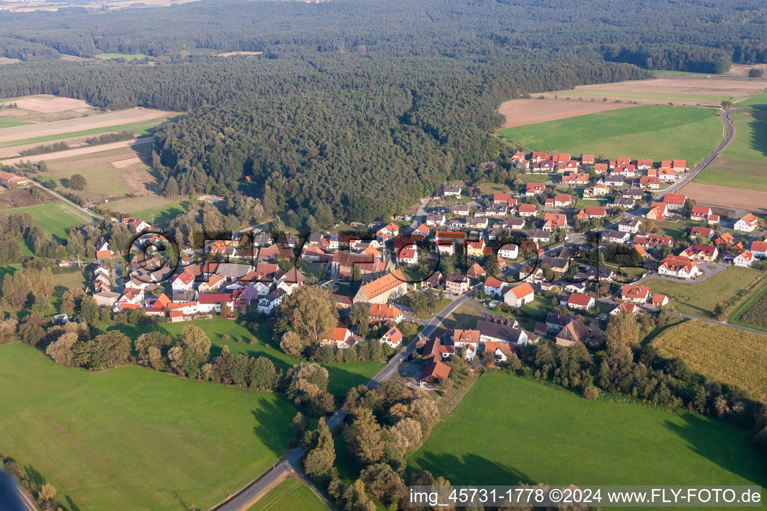 Dorf - Ansicht am Rande von landwirtschaftlichen Feldern und Nutzflächen in Schlüsselau in Frensdorf im Bundesland Bayern, Deutschland