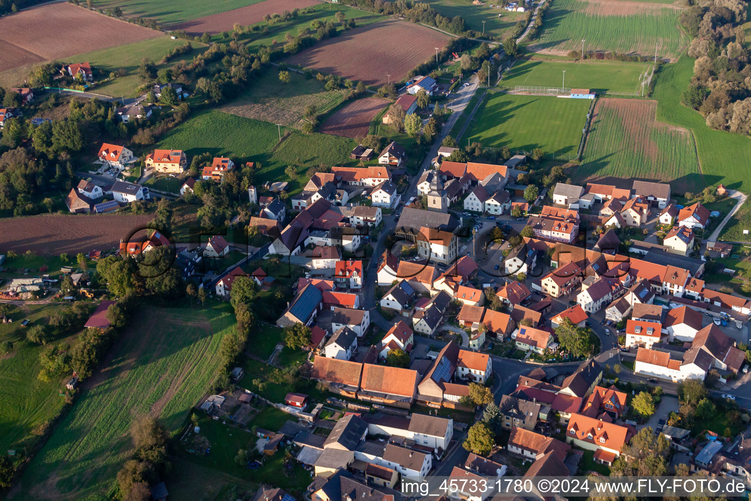 Luftbild von Siedlungsgebiet im Ortsteil Röbersdorf in Hirschaid im Bundesland Bayern, Deutschland