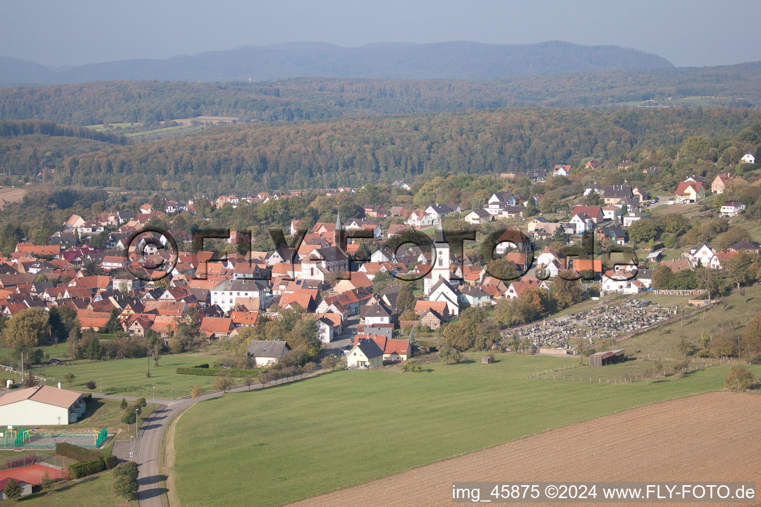 Mitschdorf im Bundesland Bas-Rhin, Frankreich aus der Drohnenperspektive