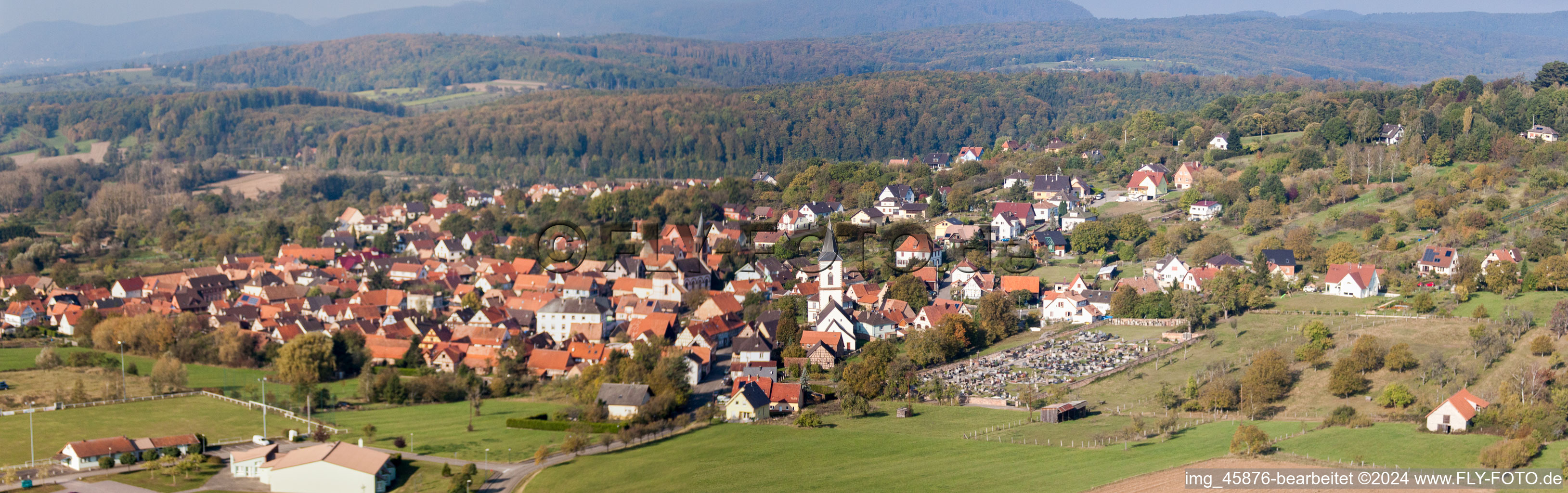 Panorama mit Kirche im Dorfkern in Gœrsdorf in Grand Est im Bundesland Bas-Rhin, Frankreich