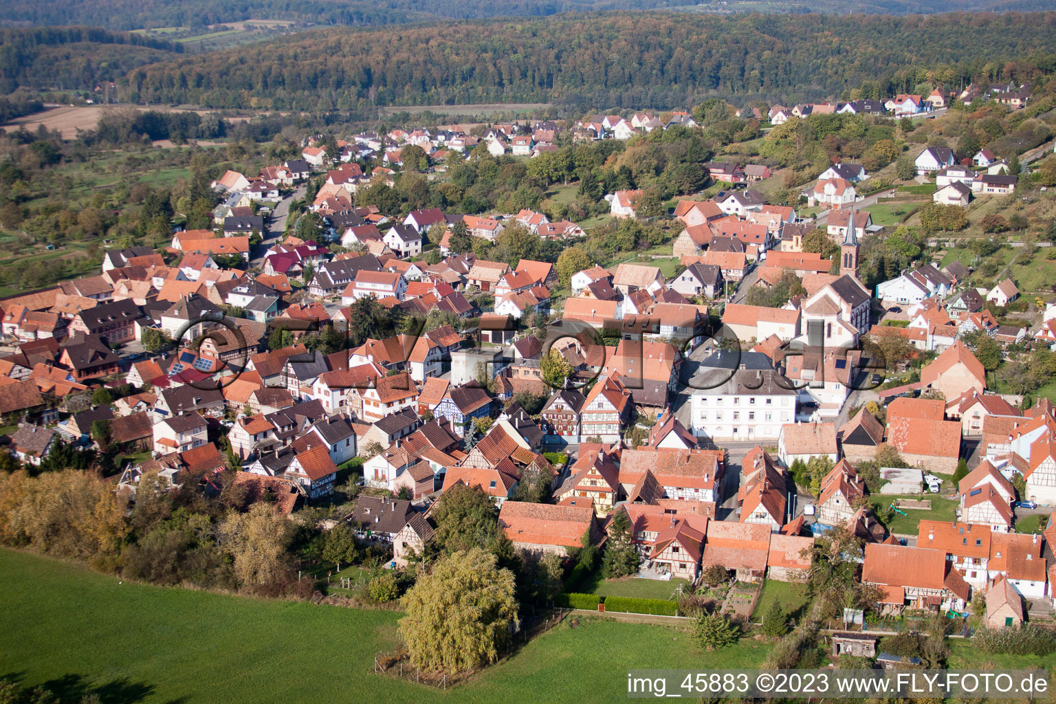 Drohnenbild von Gœrsdorf im Bundesland Bas-Rhin, Frankreich