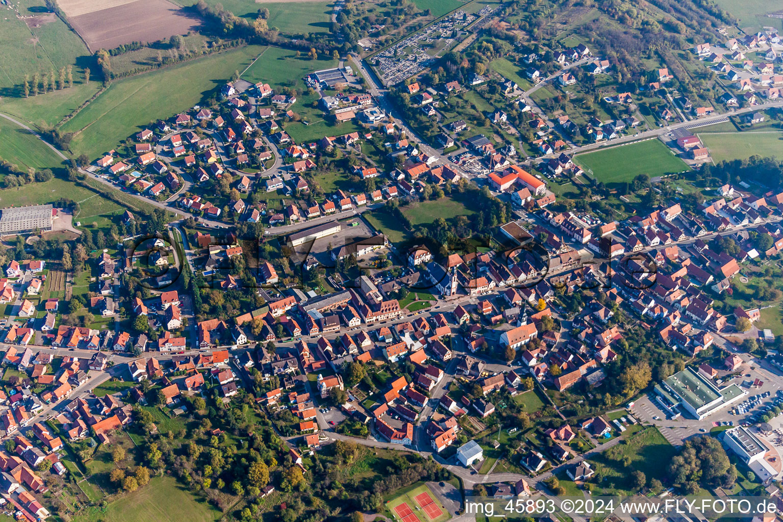Ortsansicht der Straßen und Häuser der Wohngebiete in Soultz-sous-Forets in Grand Est in Soultz-sous-Forêts im Bundesland Bas-Rhin, Frankreich von oben gesehen