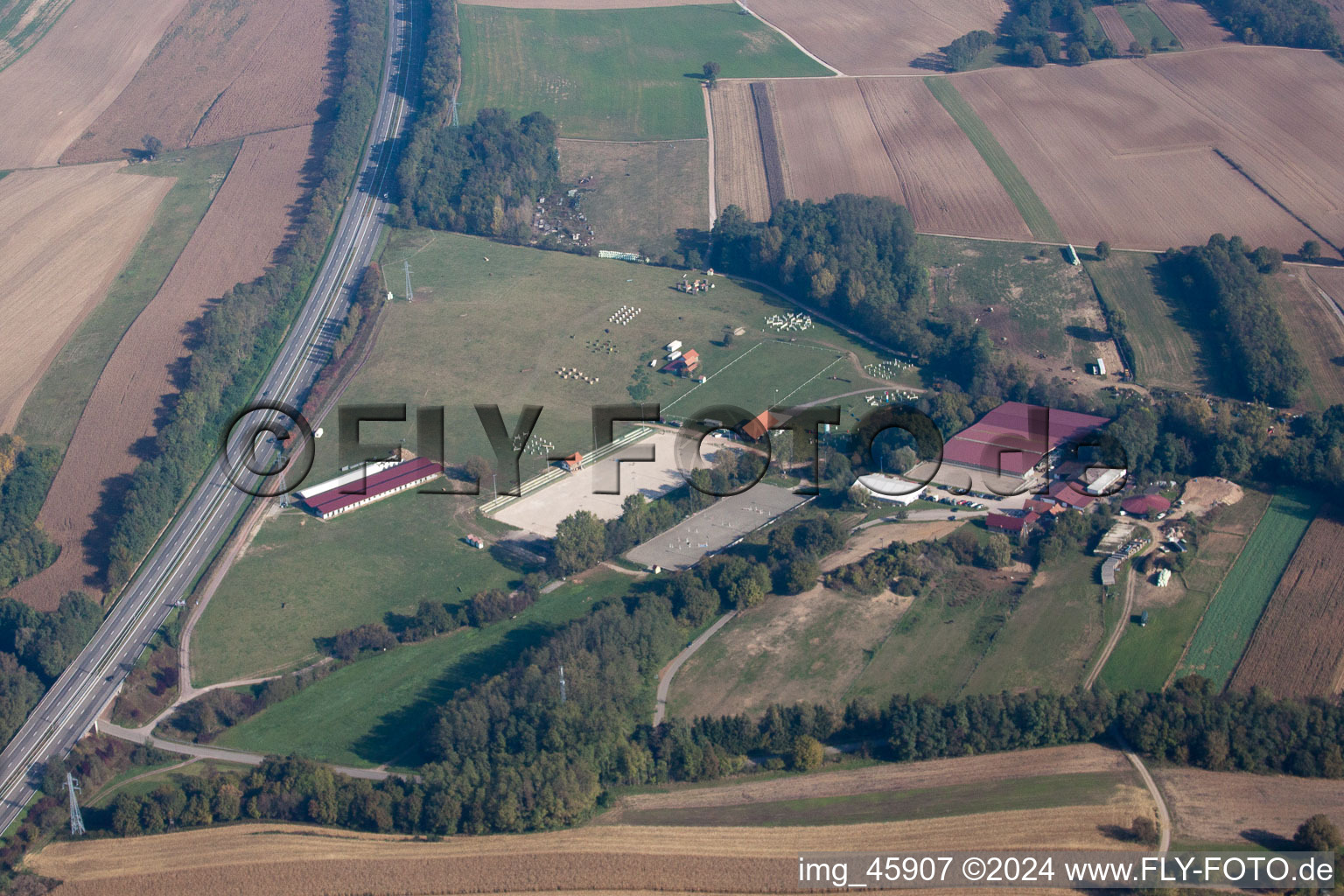 Haras in Neewiller-près-Lauterbourg im Bundesland Bas-Rhin, Frankreich von oben