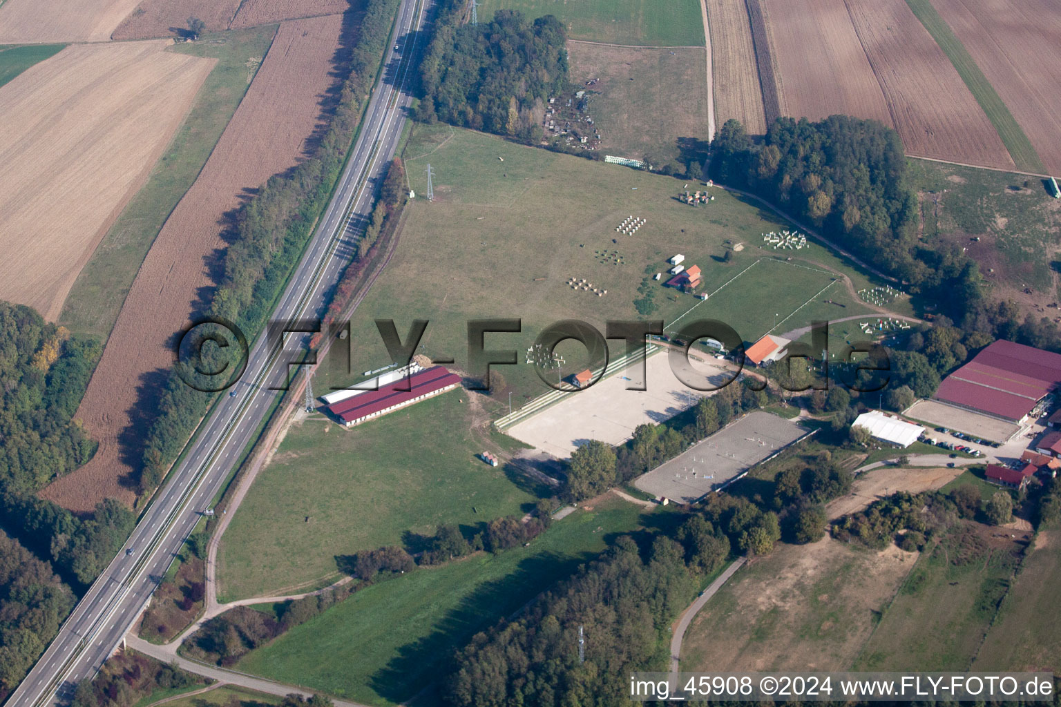 Haras in Neewiller-près-Lauterbourg im Bundesland Bas-Rhin, Frankreich aus der Luft