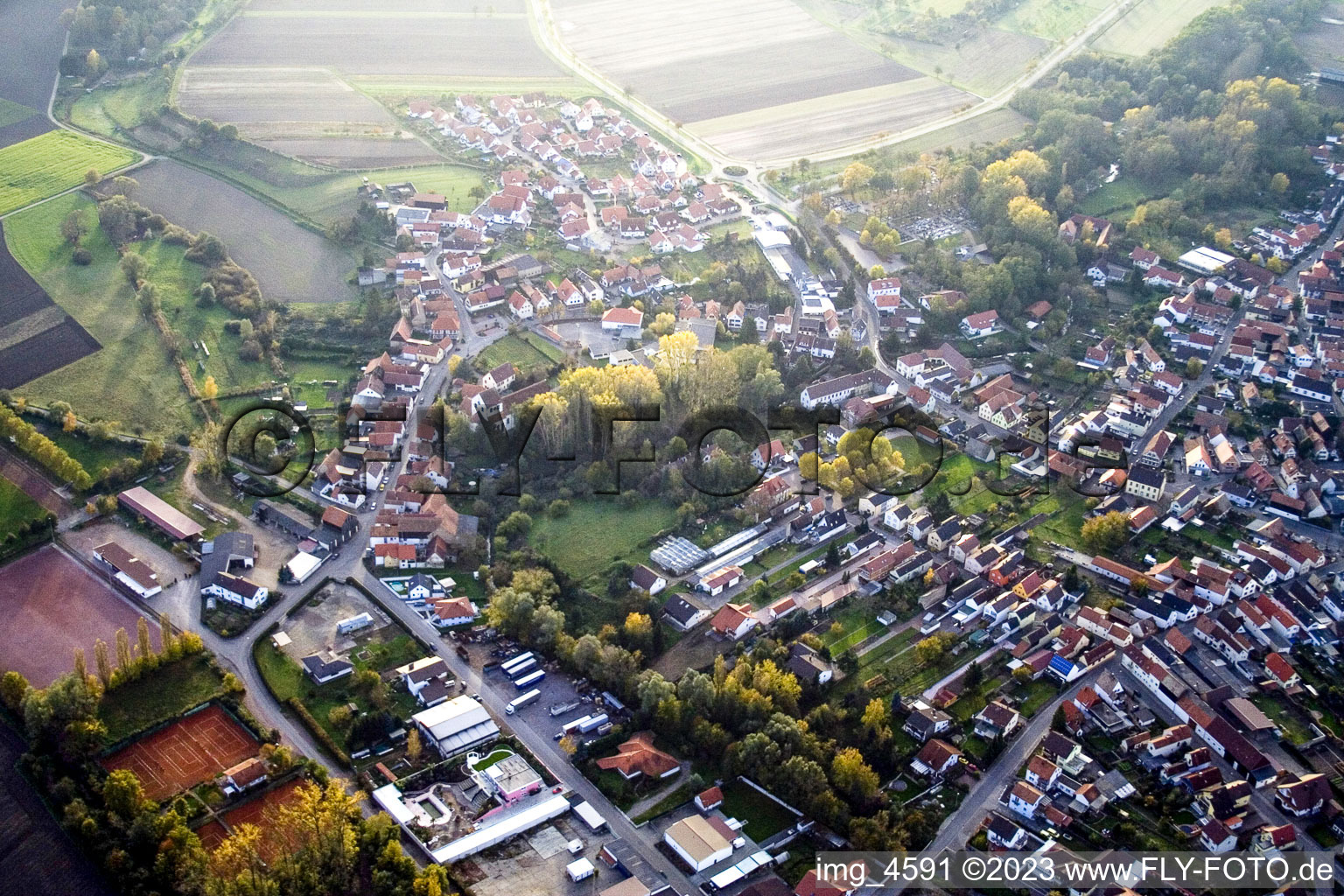Schrägluftbild von Hördt von Osten im Bundesland Rheinland-Pfalz, Deutschland