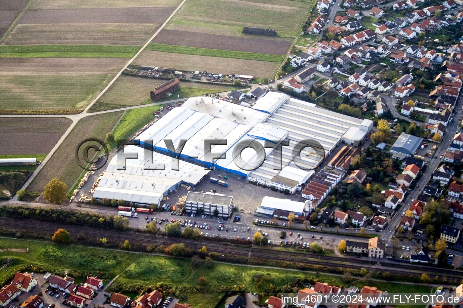 Gebäude und Produktionshallen auf dem Werksgelände Kardex Remstar Produktion Deutschland GmbH Kardex-Platz im Ortsteil Sondernheim in Bellheim im Bundesland Rheinland-Pfalz