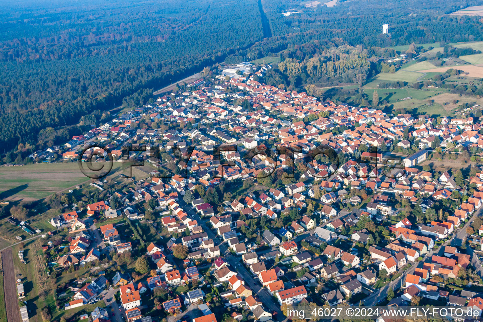 Berg im Bundesland Rheinland-Pfalz, Deutschland aus der Drohnenperspektive