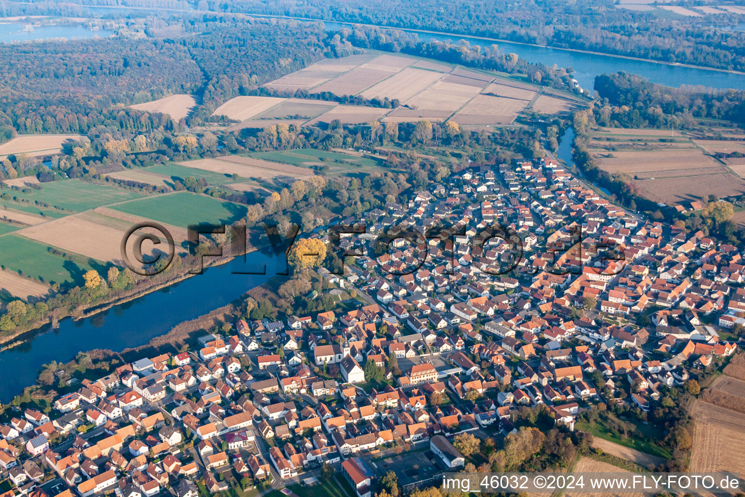 Drohnenbild von Neuburg am Rhein im Bundesland Rheinland-Pfalz, Deutschland