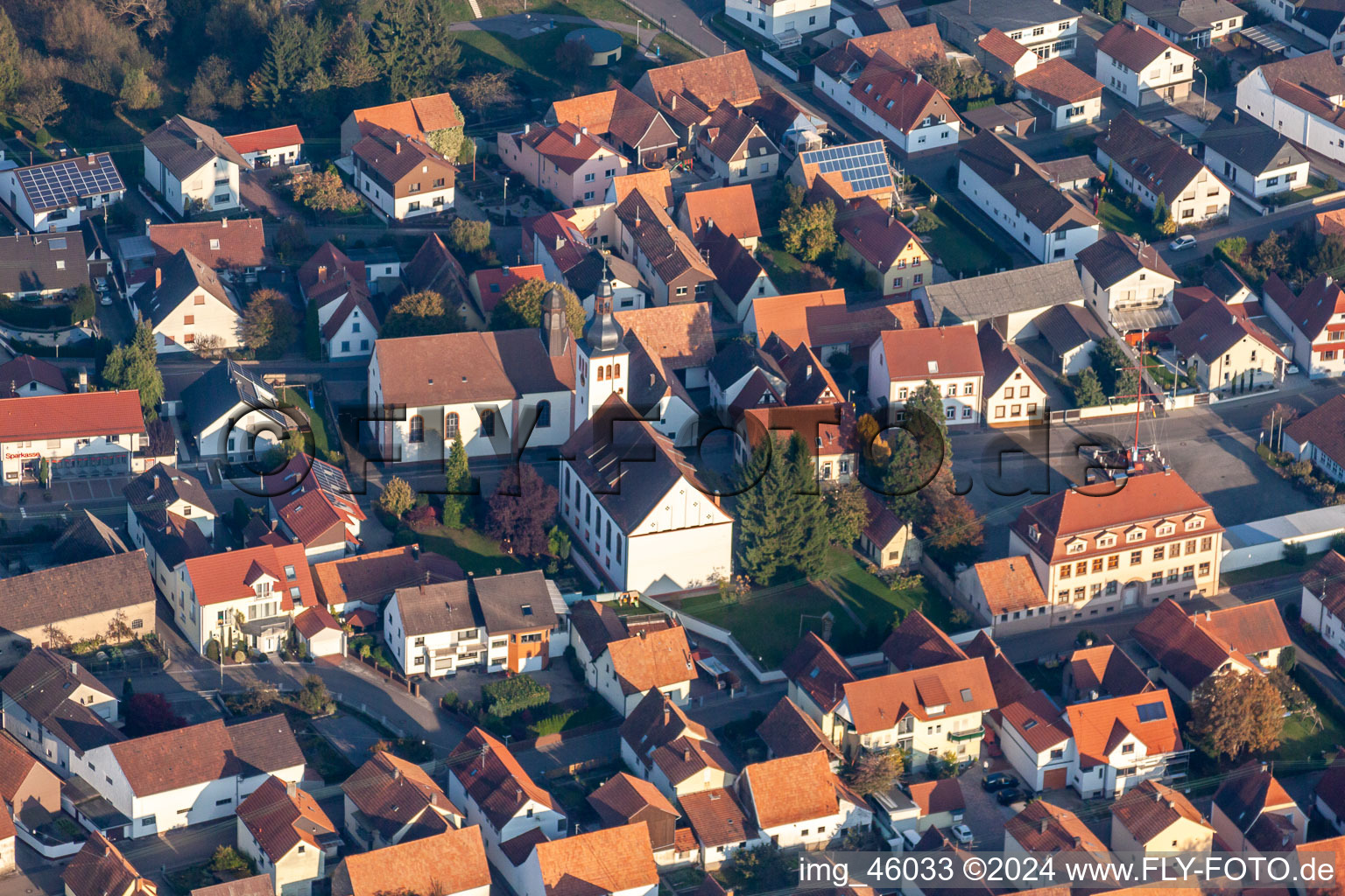 Neuburg am Rhein im Bundesland Rheinland-Pfalz, Deutschland aus der Drohnenperspektive