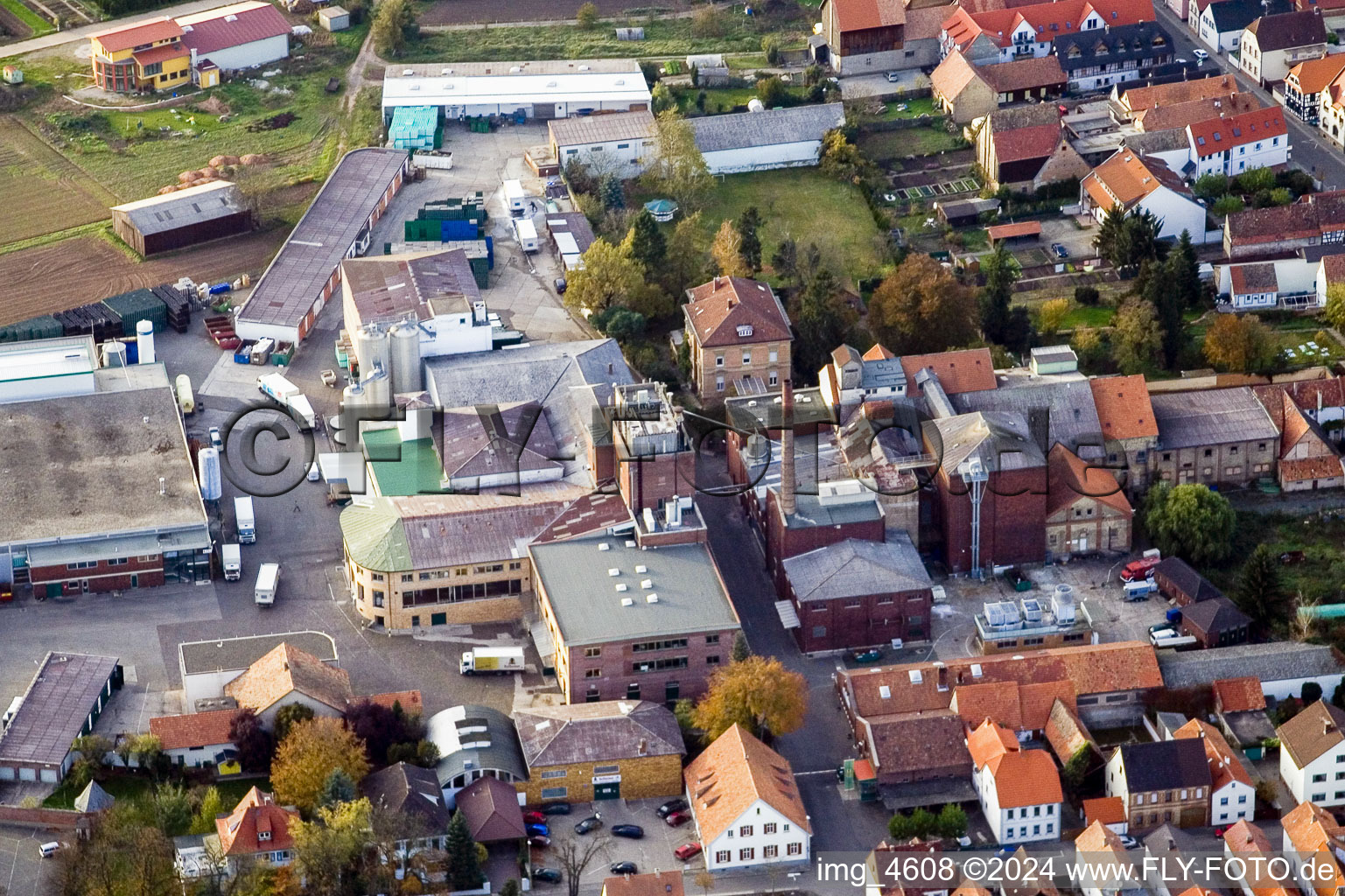 Gebäude und Produktionshallen auf dem Werksgelände der Brauerei Bellheimer im Bundesland Rheinland-Pfalz, Deutschland