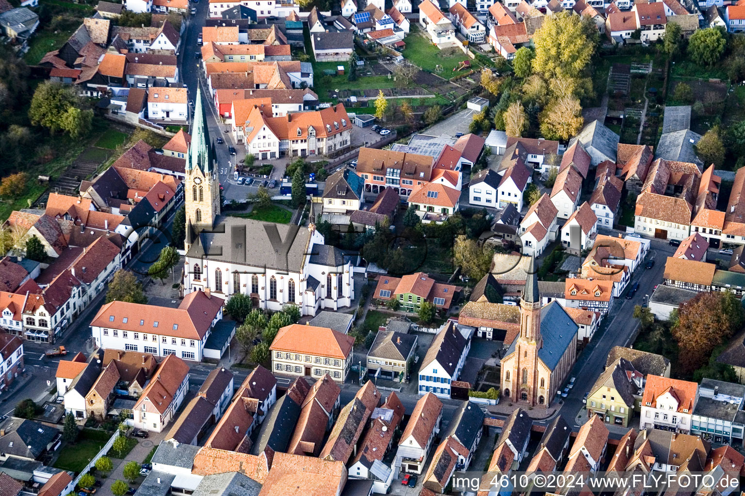 Luftaufnahme von Ortsansicht der Straßen und Häuser der Wohngebiete im Ortsteil Sondernheim in Bellheim im Bundesland Rheinland-Pfalz, Deutschland