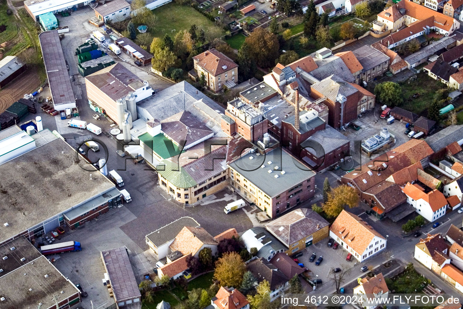 Luftbild von Gebäude und Produktionshallen auf dem Werksgelände der Brauerei Bellheimer im Bundesland Rheinland-Pfalz, Deutschland