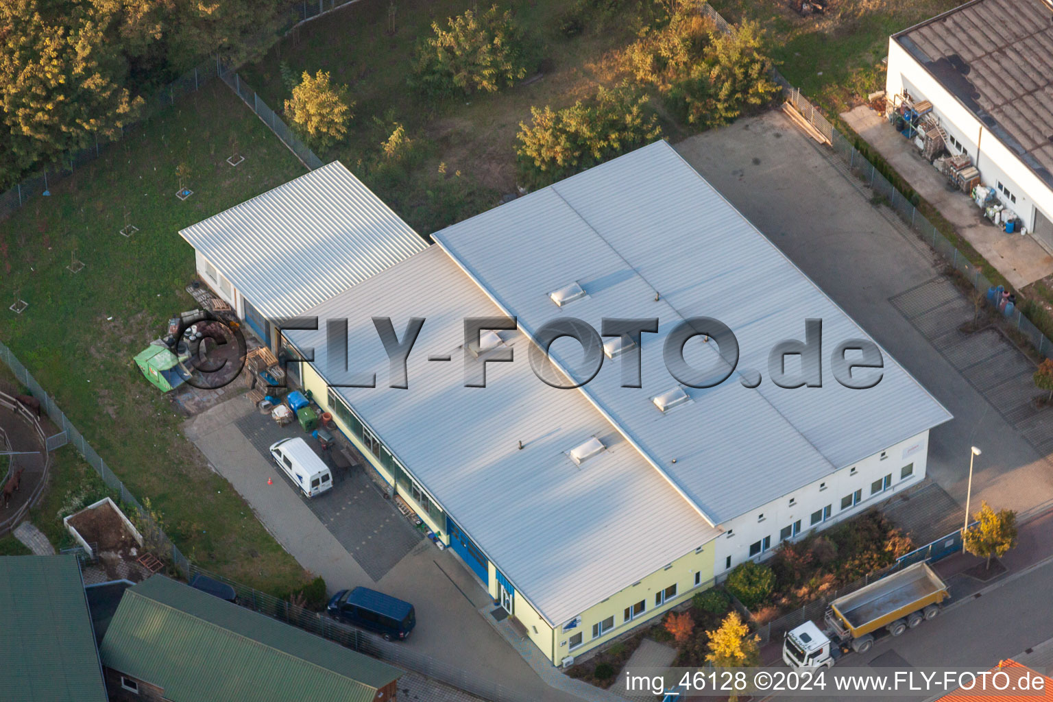 Drohnenbild von Gewerbegebiet Mittelwegring in Jockgrim im Bundesland Rheinland-Pfalz, Deutschland