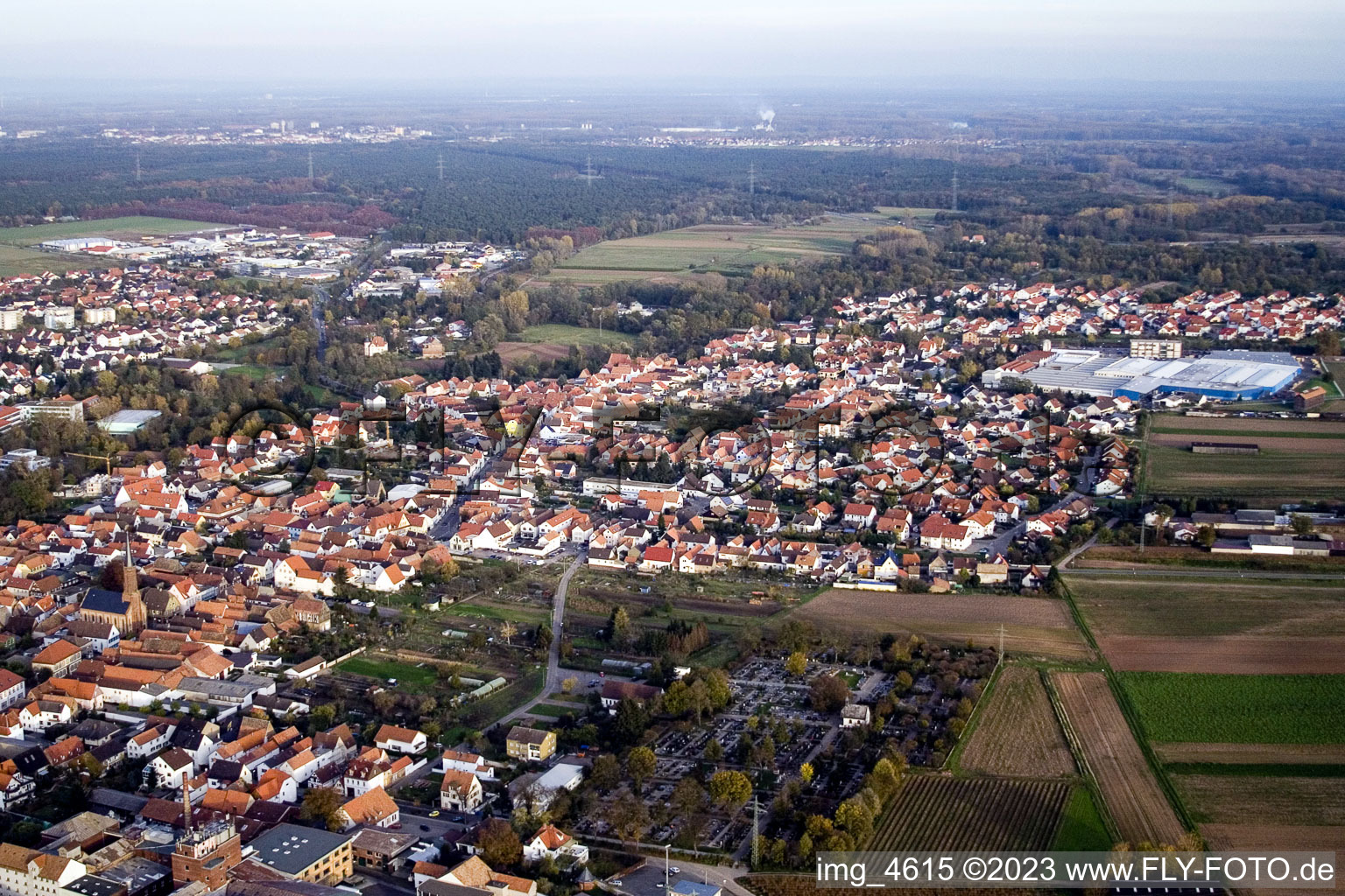 Luftaufnahme von Bellheim von Westen im Bundesland Rheinland-Pfalz, Deutschland