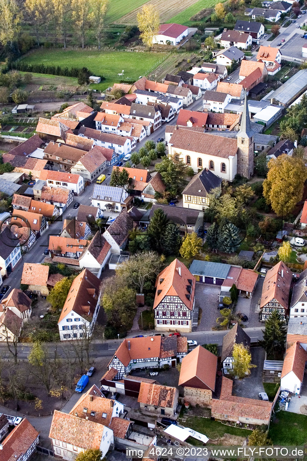 Luftaufnahme von Knittelsheim, Hauptstraße / Kirchstr im Bundesland Rheinland-Pfalz, Deutschland