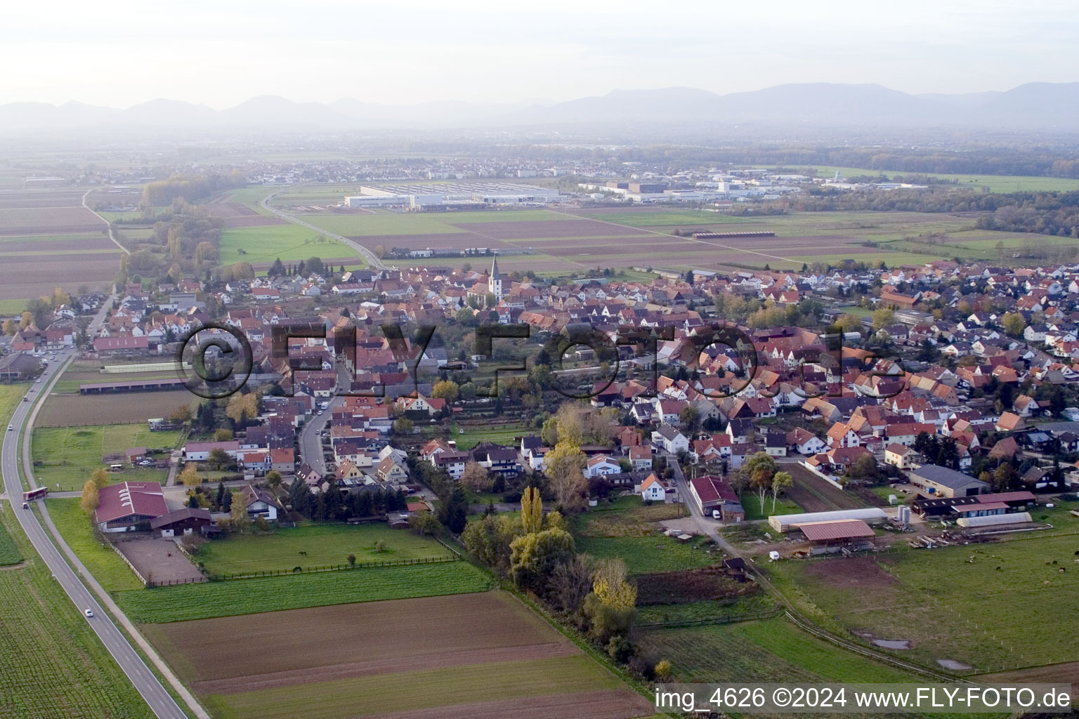 Schrägluftbild von Dorf - Ansicht am Rande von landwirtschaftlichen Feldern und Nutzflächen in Ottersheim bei Landau im Bundesland Rheinland-Pfalz, Deutschland