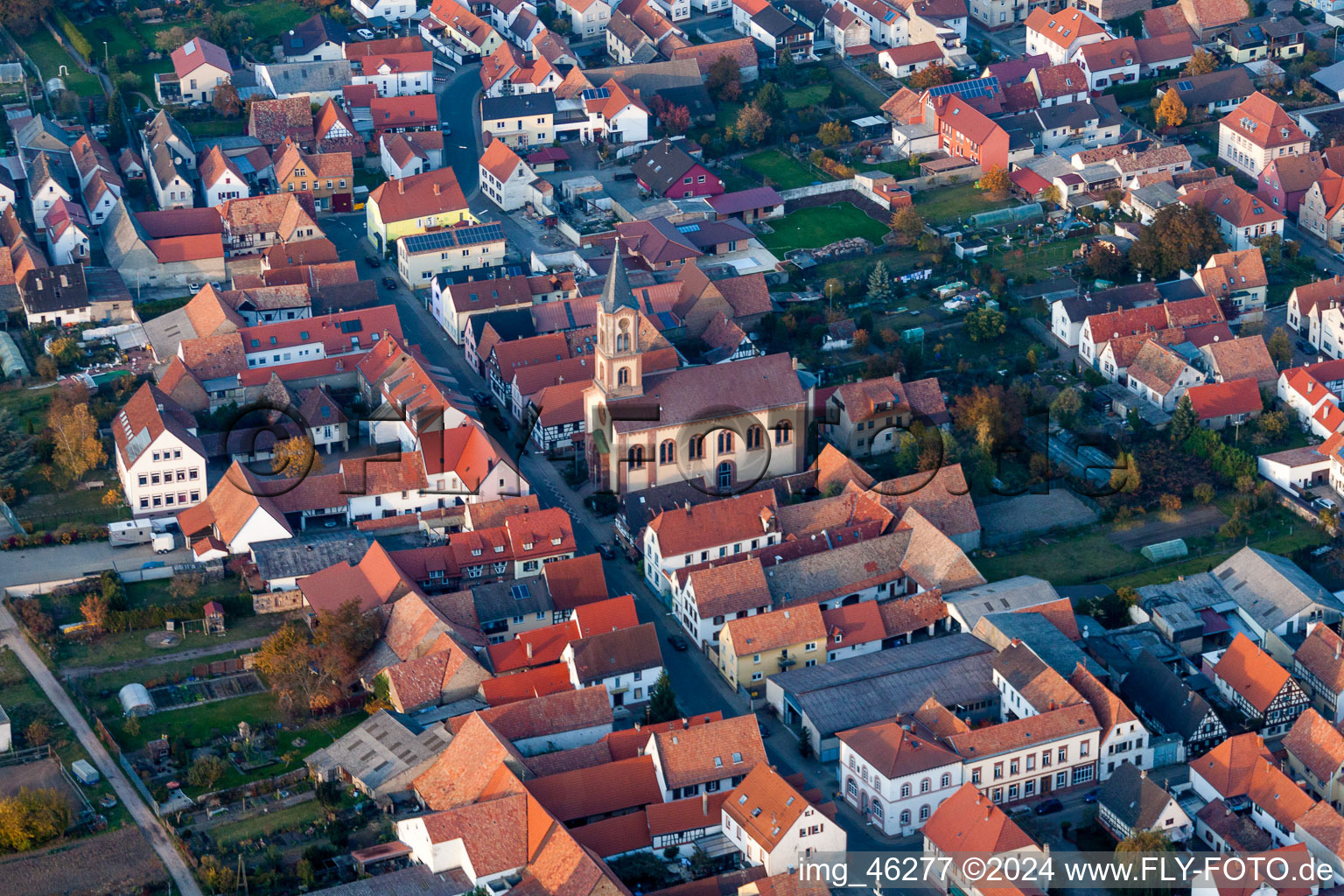 Luftbild von Kirchengebäude der Protestantische Kirche Zeiskam in Zeiskam im Bundesland Rheinland-Pfalz, Deutschland