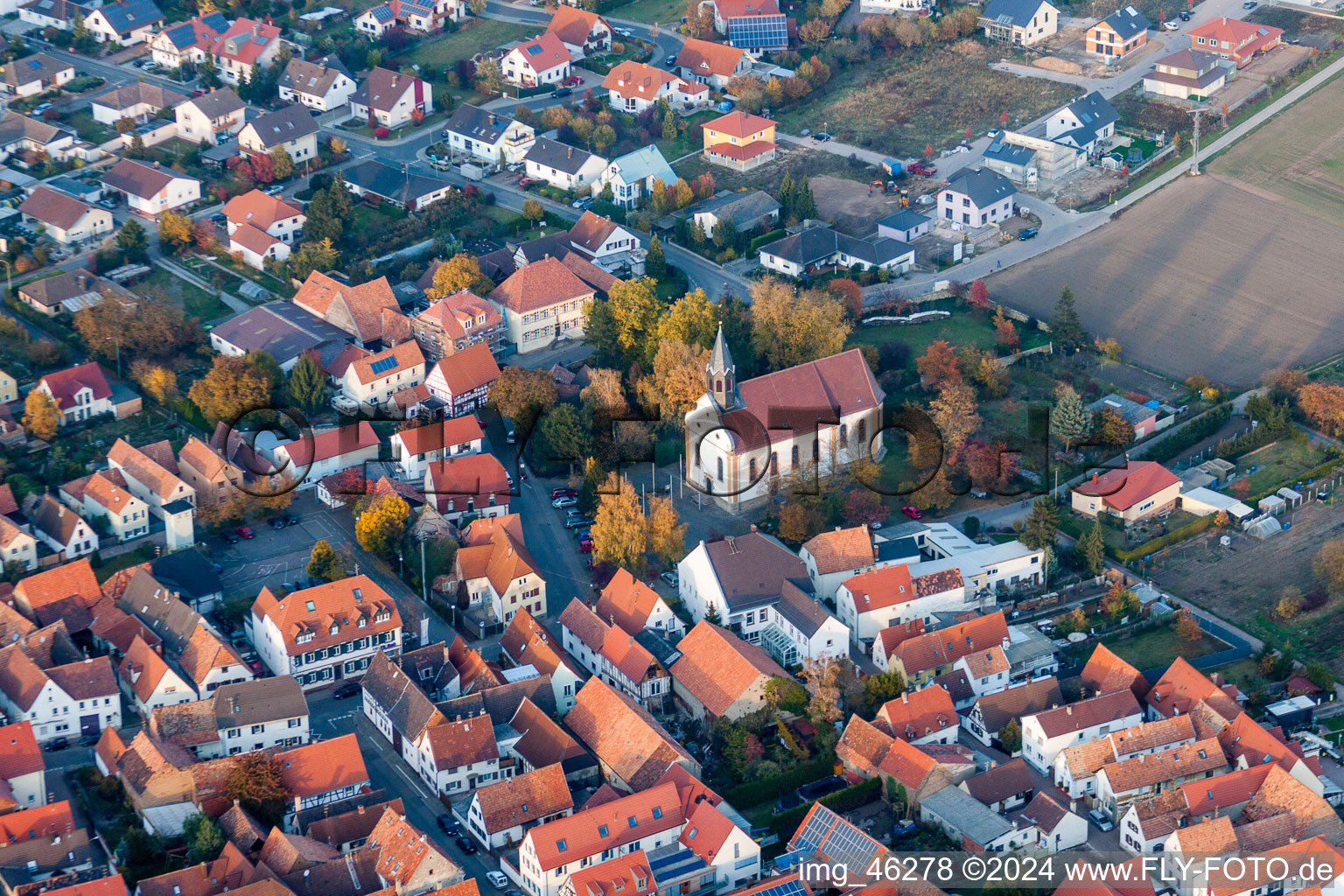 Luftbild von Kirchengebäude von St. Bartholomäus in Zeiskam im Bundesland Rheinland-Pfalz, Deutschland