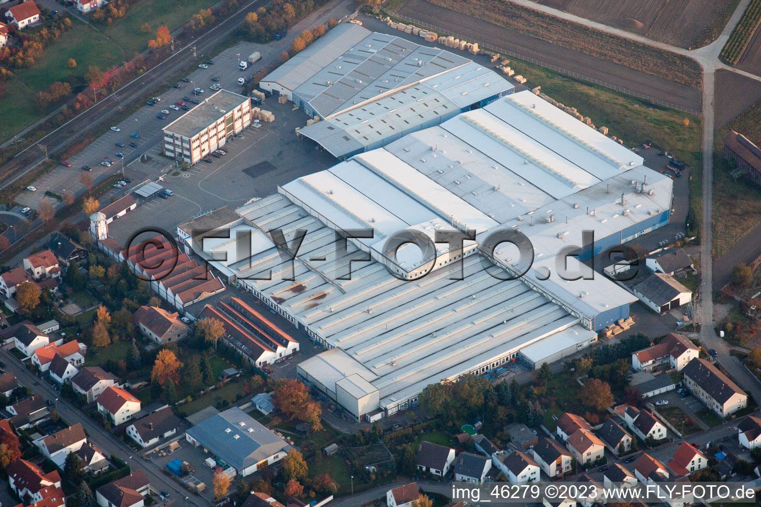Luftbild von Gebäude und Produktionshallen auf dem Werksgelände Kardex Remstar Produktion Deutschland GmbH Kardex-Platz im Ortsteil Sondernheim in Bellheim im Bundesland Rheinland-Pfalz