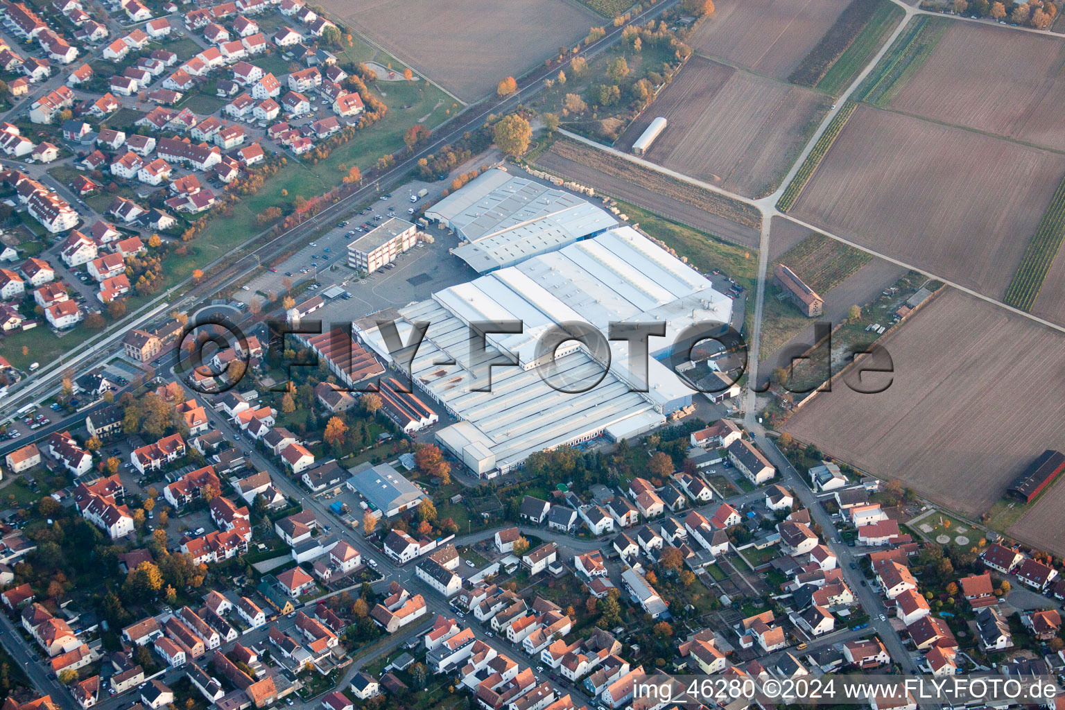 Luftaufnahme von Gebäude und Produktionshallen auf dem Werksgelände Kardex Remstar Produktion Deutschland GmbH Kardex-Platz in Bellheim im Bundesland Rheinland-Pfalz