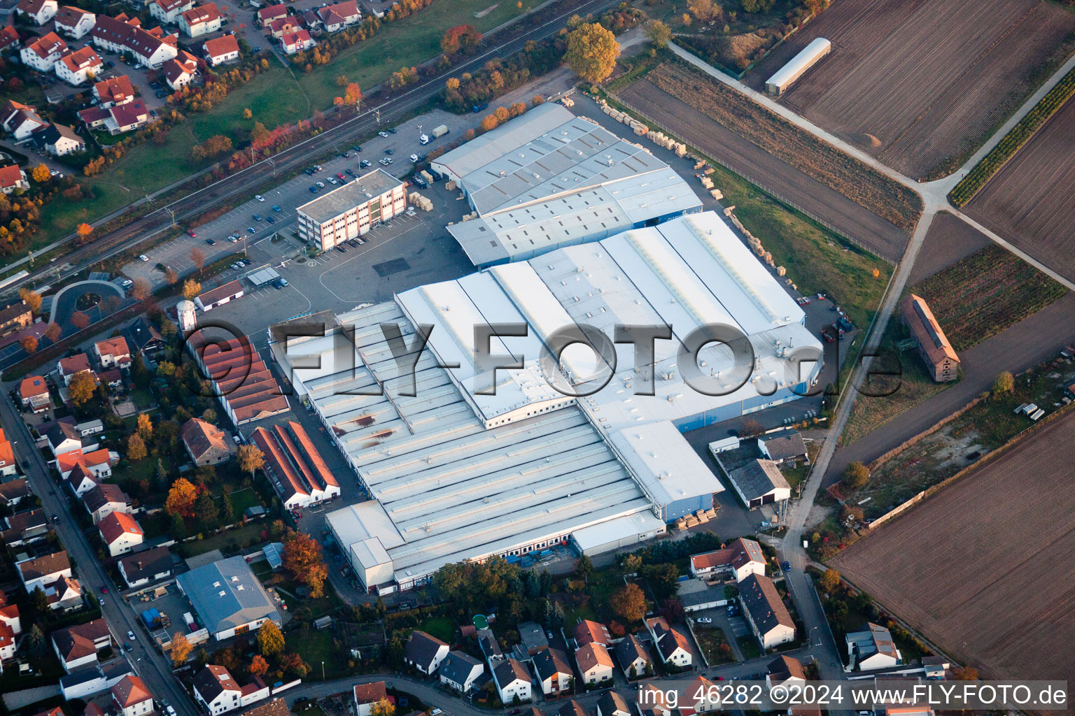 Schrägluftbild von Gebäude und Produktionshallen auf dem Werksgelände Kardex Remstar Produktion Deutschland GmbH Kardex-Platz in Bellheim im Bundesland Rheinland-Pfalz