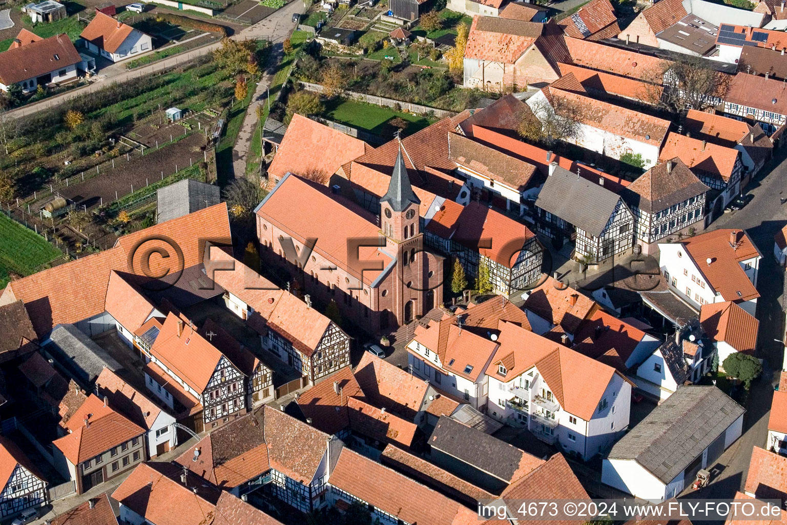 Luftaufnahme von Kirchengebäude im Dorfkern in Steinweiler im Bundesland Rheinland-Pfalz, Deutschland