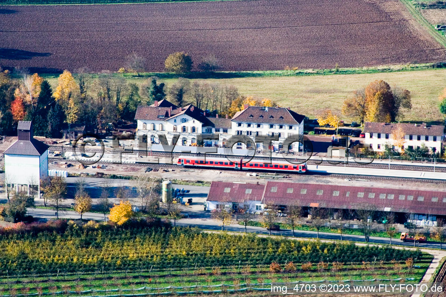Winden, Bahnhof im Bundesland Rheinland-Pfalz, Deutschland aus der Vogelperspektive