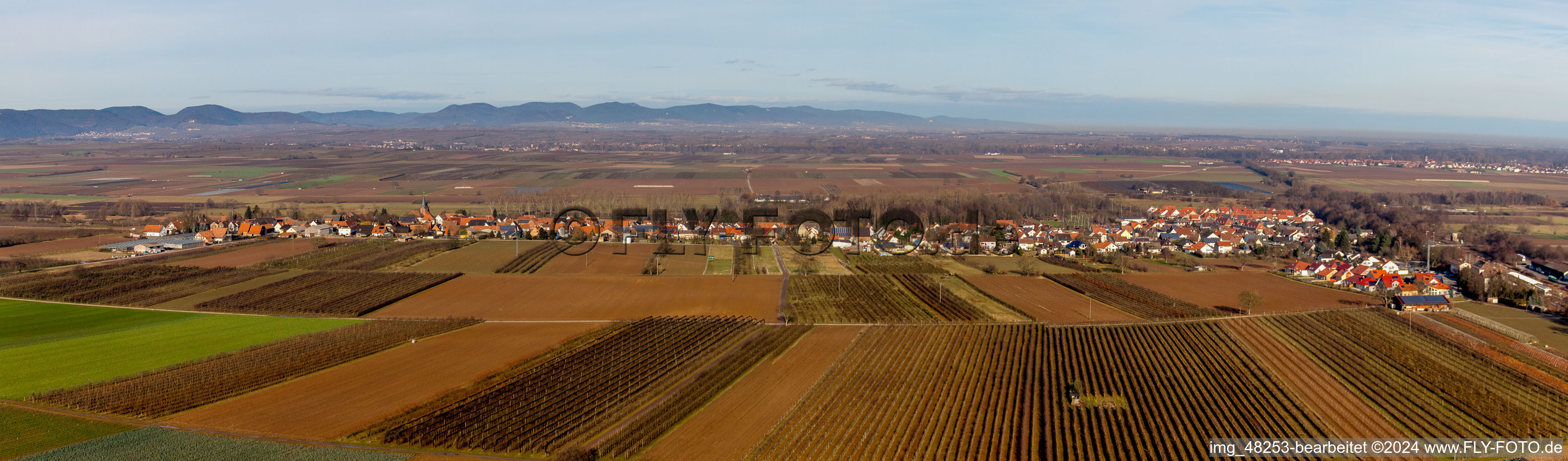 Panorama -Perspektive der Dorf - Ansicht am Rande von landwirtschaftlichen Feldern und Nutzflächen in Winden im Bundesland Rheinland-Pfalz, Deutschland