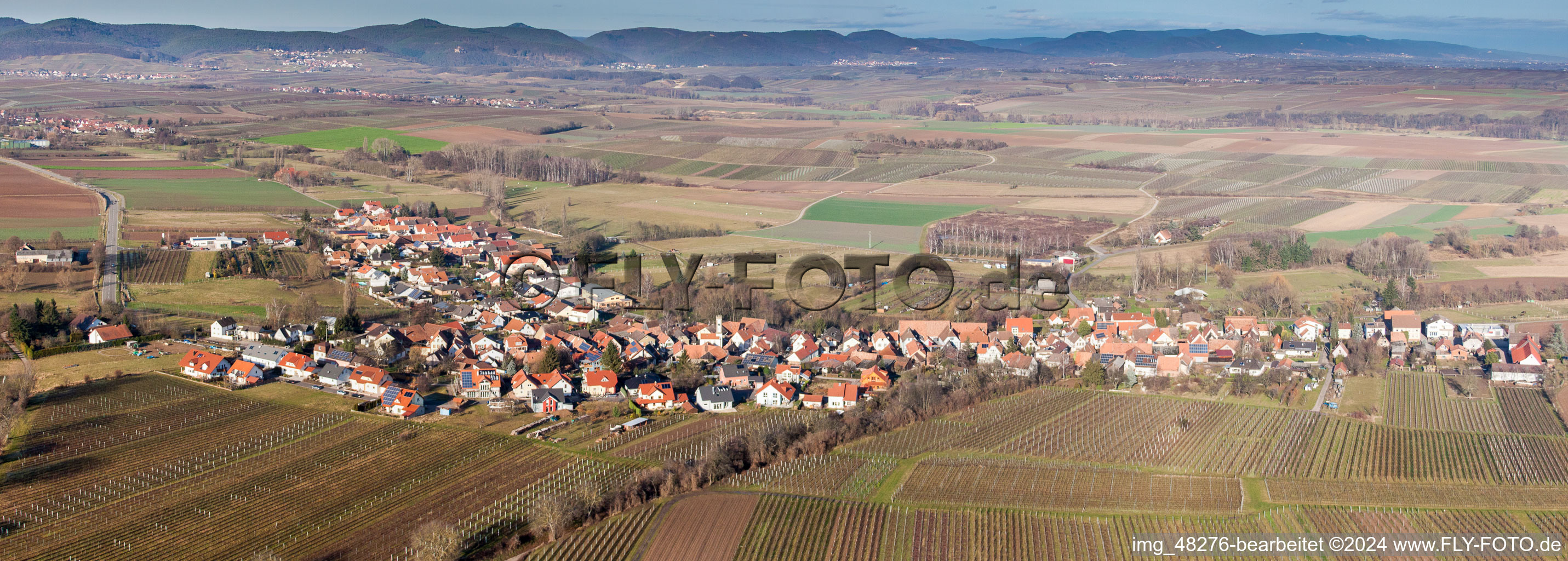 Panorama - Perspektive Dorf - Ansicht am Rande von landwirtschaftlichen Feldern und Nutzflächen in Oberhausen im Bundesland Rheinland-Pfalz, Deutschland