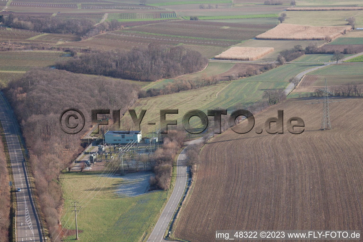 Umspannwerk in Bad Bergzabern im Bundesland Rheinland-Pfalz, Deutschland aus der Drohnenperspektive