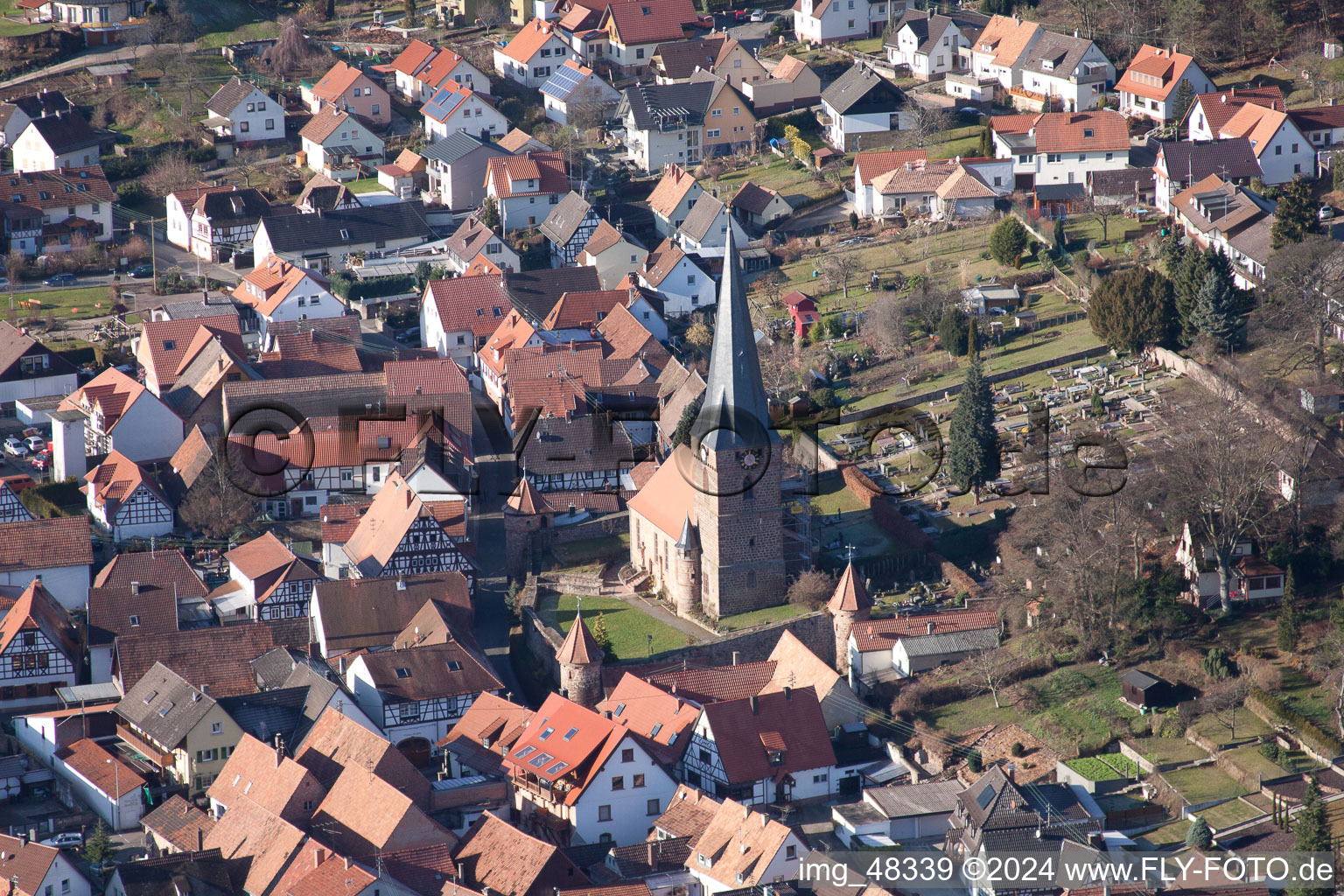 Luftbild von Kirchengebäude der Wehrkirche St. Martin im Dorfkern in Dörrenbach im Bundesland Rheinland-Pfalz, Deutschland