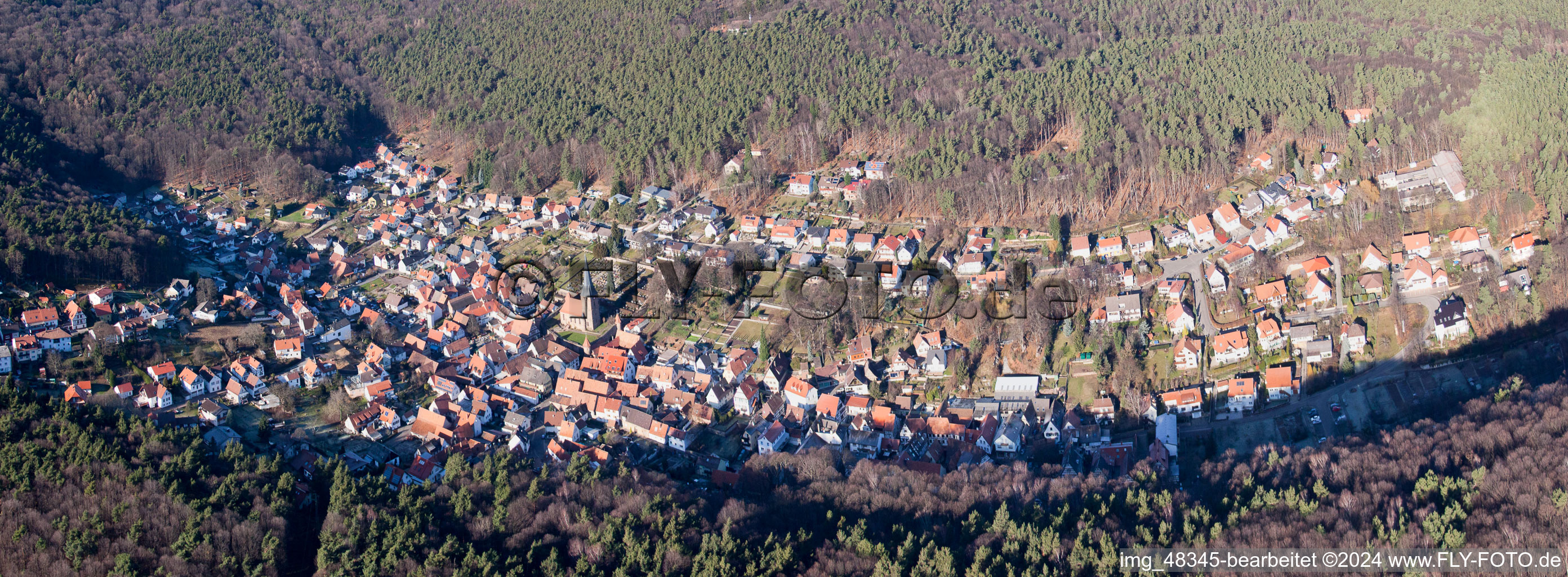 Panorama vom Ortsbereich und der Umgebung in Dörrenbach im Bundesland Rheinland-Pfalz, Deutschland