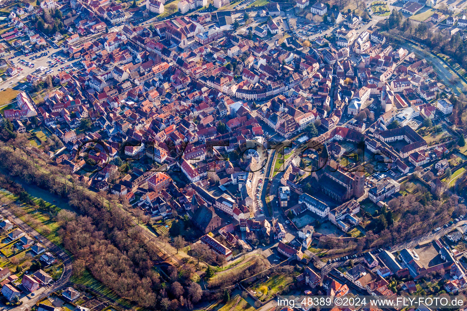 Luftaufnahme von Altstadtbereich und Innenstadtzentrum in Wissembourg in Grand Est im Bundesland Bas-Rhin, Frankreich