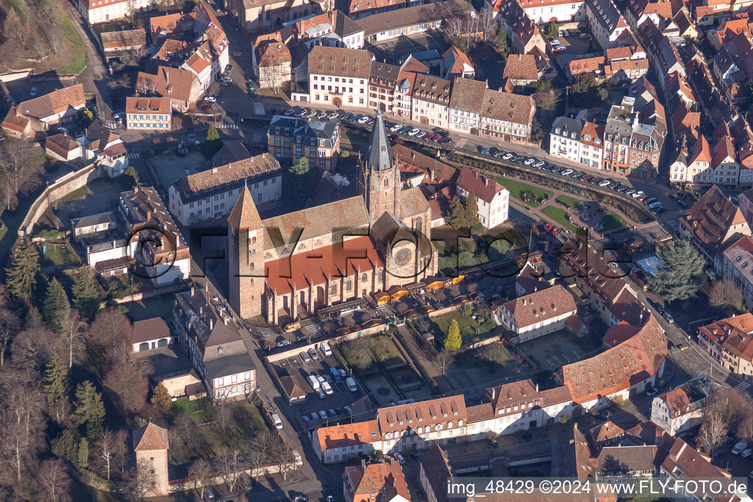 Kirchengebäude der Kathedrale Saints-Pierre et Paul in Wissembourg in Alsace-Champagne-Ardenne-Lorraine im Bundesland Bas-Rhin, Frankreich