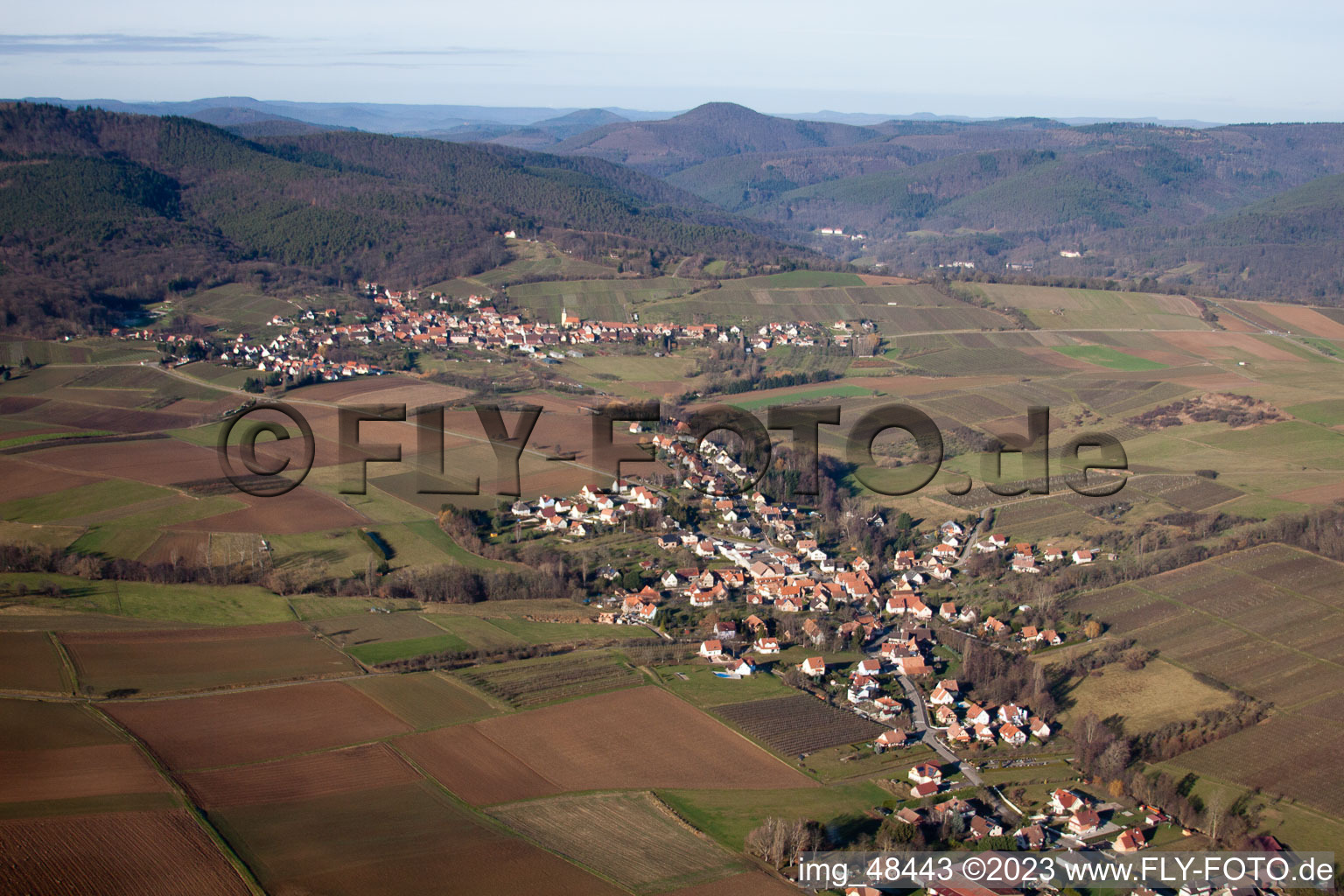Steinseltz im Bundesland Bas-Rhin, Frankreich von der Drohne aus gesehen