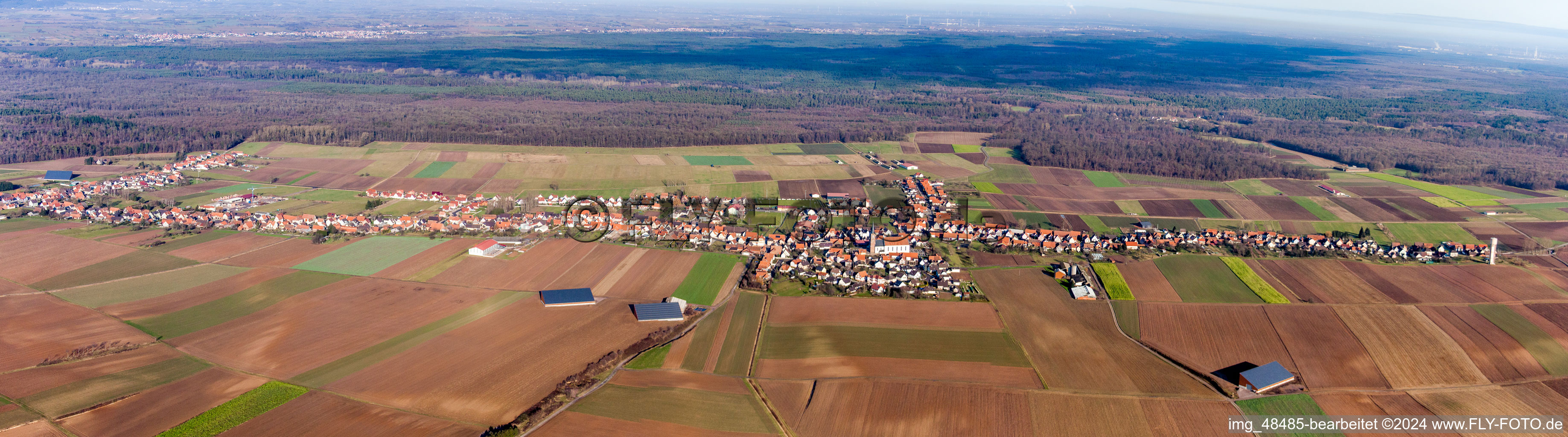 Luftaufnahme von Panorama Perspektive des Längsten Dorf des Elsaß in Schleithal in Grand Est im Bundesland Bas-Rhin, Frankreich