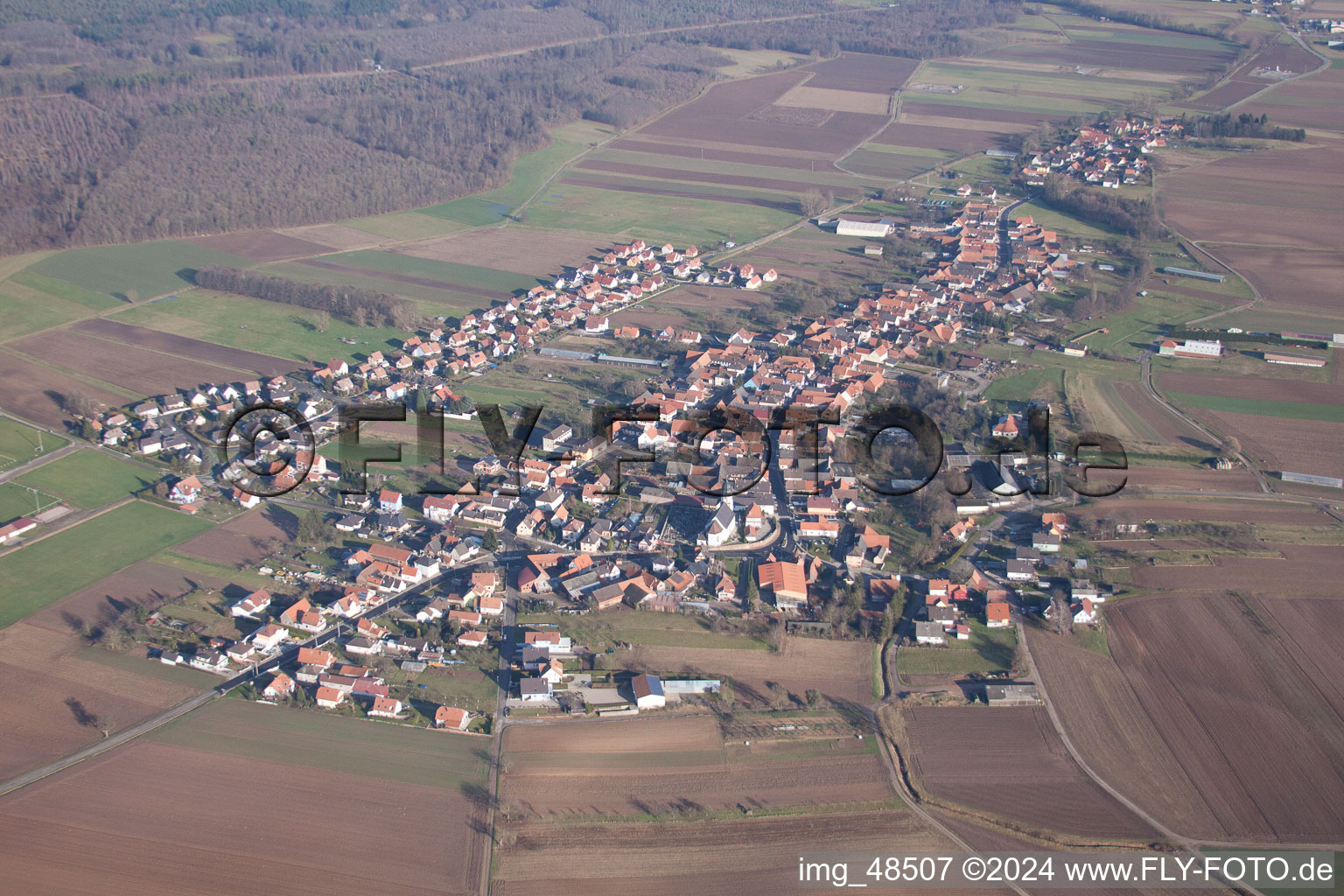 Niederlauterbach im Bundesland Bas-Rhin, Frankreich von der Drohne aus gesehen